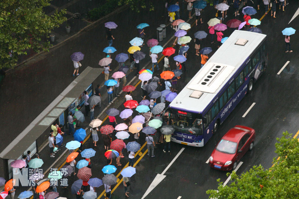 南京暴雨 市區多處道路積水(圖)