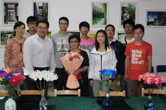 敬老節:揚大35名學子集體折百合感恩退休老教師