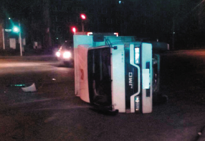 凌晨路口發生車禍 一輛轎車撞翻廂貨