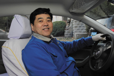 “兵心的哥”路口一聲吼嚇得倆賊扔包急逃走