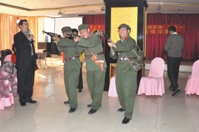 老戰(zhàn)友來聚會紀念當兵40年