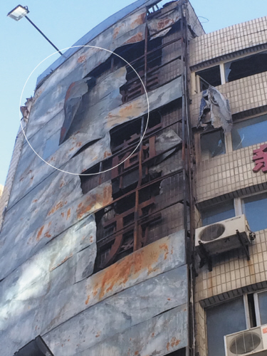 20米高空懸著2米長鐵皮，夠懸！