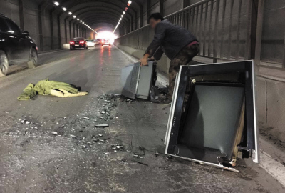 咣！隧道內掉倆電視機