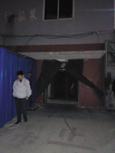 掀開門簾里面像樓梯間 一腳踏空掉進了電梯井