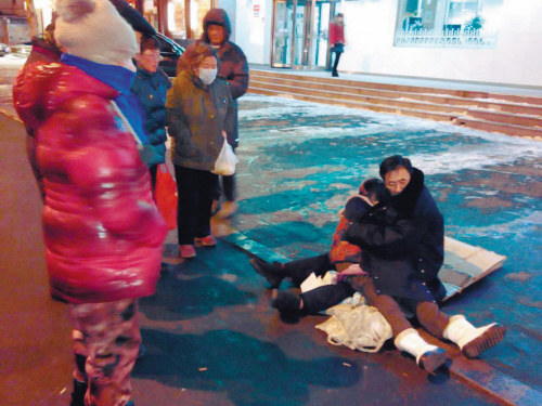 老太太猝死街頭 老伴席地而坐苦抱亡妻倆小時