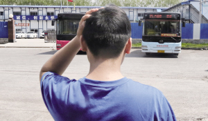 沈陽:125路公交上壯漢毆打12歲少年(圖)