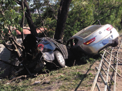 大連：兩車相撞 差點掉進10米深溝（圖）