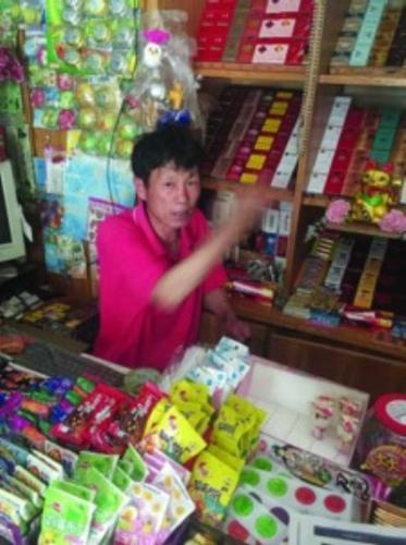 沈陽:老太出門忘關(guān)火 五鄰居架梯搶險