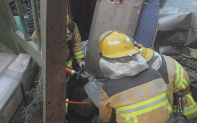 大連：大貨連撞3車 推捷達(dá)百米后側(cè)翻（圖）