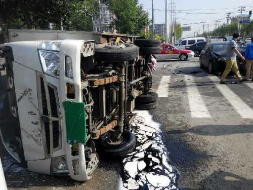 沈陽：路口相逢“搶”者勝？兩敗俱傷?。▓D）