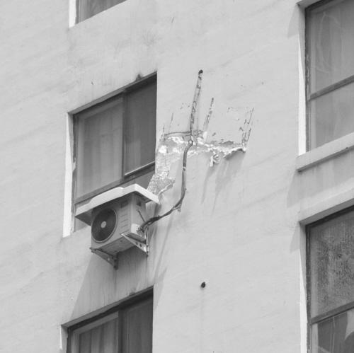 沈陽:燃氣罐爆炸 窗戶飛出砸中對面樓(圖)