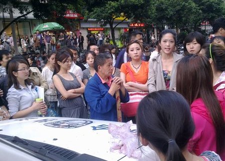 成都美女圍堵打人城管續(xù)：兩名協(xié)管員被解聘(圖)