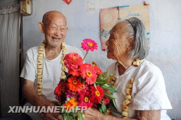 “橡樹婚”夫妻攜手第83個七夕節