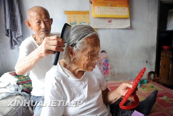 “橡樹婚”夫妻攜手第83個七夕節