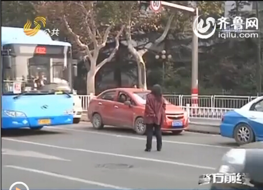 山東煙臺(tái)：疑似精神病女子馬路中央起舞 攔車大罵行人