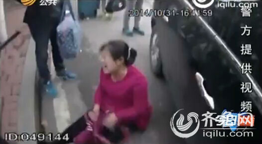 煙臺：妻子違章撒潑被強制帶走 丈夫稱我救你出來