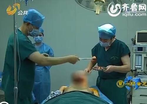 濟南：男子嘴唇長瘤50年未醫治 唇部腫脹比臉大