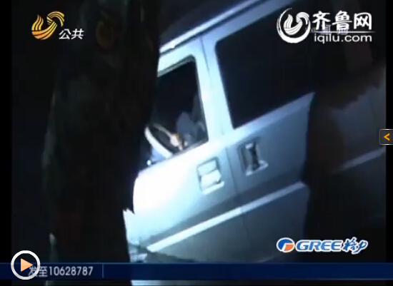 滕州一面包車深夜開進水溝 司機被發現時正在酣睡