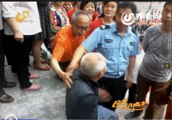 德州廣場舞大媽PK敲大鼓大爺 上演地盤“爭奪戰”