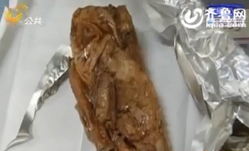 記者暗訪德州火車站亂象 包裝扒雞只有雞架且已變質