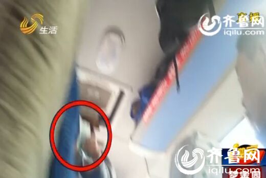 春運“回鄉路”安全隱患多：長途客車超載站外上下客