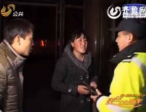 濟南七旬老人突發腦溢血 民警駕車上演生命接力