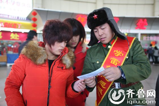 “雷鋒站隊“驚現濟南 著軍裝戴雷鋒帽做好事不留名