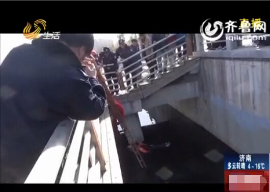 女子失足掉下小清河 眾人聯手最終將其救上來