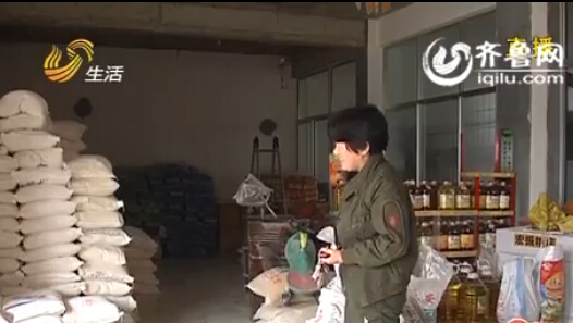 濰坊一搬運(yùn)工干活時(shí)意外死亡 家屬堵門(mén)燒紙掛白布