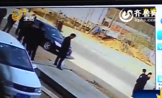 濰坊一搬運(yùn)工干活時(shí)意外死亡 家屬堵門(mén)燒紙掛白布