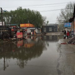 濟南一條10米寬馬路逢雨必淹 市民調侃“來看海”