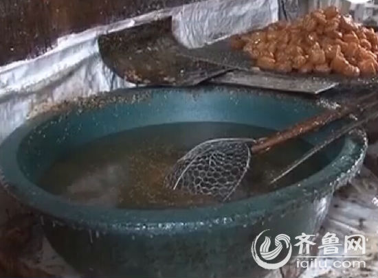 德州一糕點(diǎn)黑作坊現(xiàn)違禁添加劑 臟亂不堪與廁所為鄰