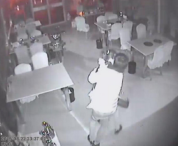 臨沂男子午夜欲行不軌 兩度被老板娘打倒騎壓在地