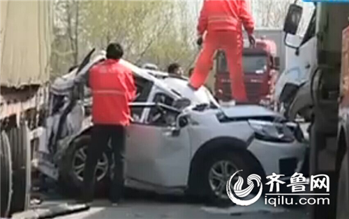 濟南兩輛大車擠扁小越野 車輛報廢兩人受傷