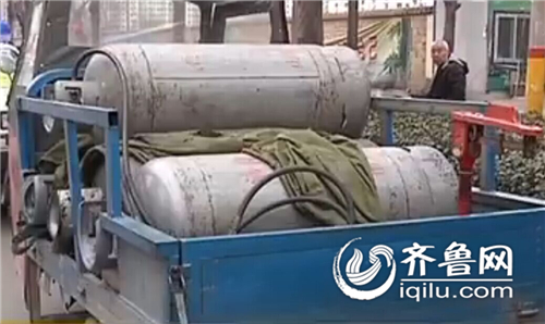 濟(jì)寧摩托三輪車違法拉載危險(xiǎn)品 司機(jī)大哭逃避處罰