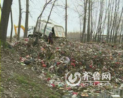 郯城:村頭池塘填滿垃圾惡臭難聞 垃圾車排隊倒垃圾