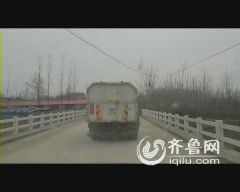 郯城:村頭池塘填滿垃圾惡臭難聞 垃圾車排隊倒垃圾