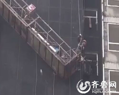德州夏津兩工人施工時吊籃繩索滑脫 被困14層樓外