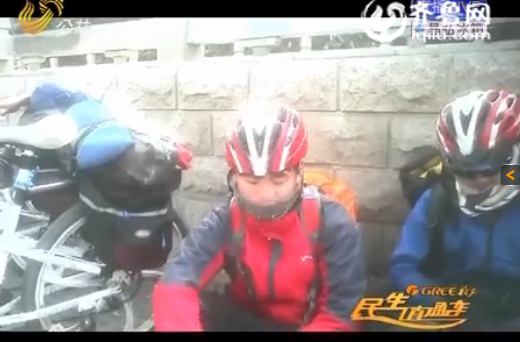 濟(jì)南：騎行男穿戴名牌路邊乞討 見記者詢問(wèn)立馬離開