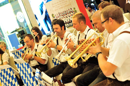 大上海時(shí)代廣場(chǎng)掀“巴伐利亞”音樂(lè)浪潮（圖）