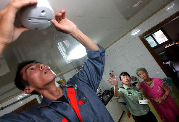 上海消防為獨(dú)居老人家庭安裝報(bào)警裝置