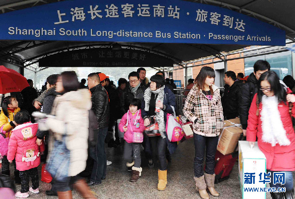 上海：各大長途客運站迎來返滬客流高峰