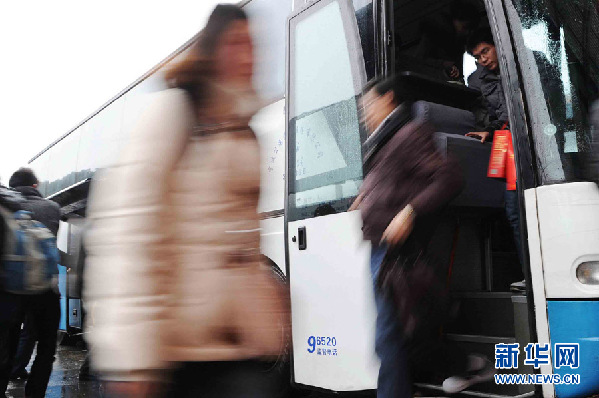 上海：各大長途客運站迎來返滬客流高峰