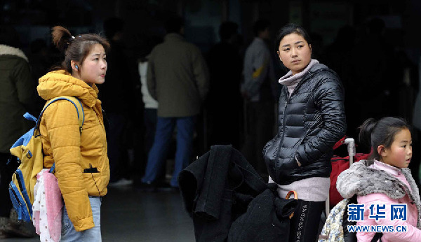 上海：雨中迎來節后返程首個高峰