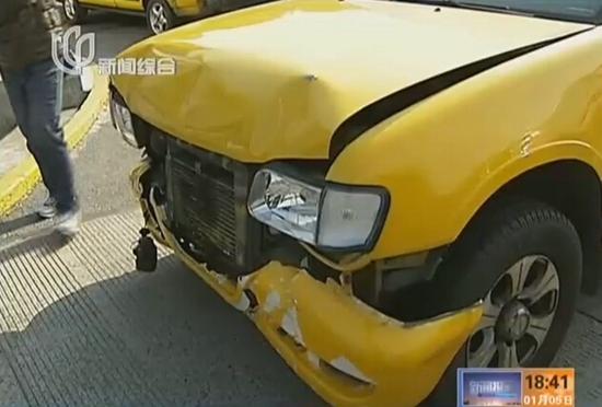 大霧致長(zhǎng)江大橋15車追尾 幸無(wú)重大人員傷亡