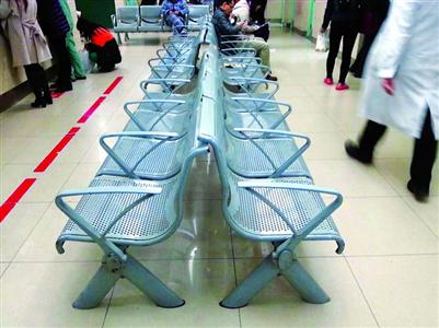 候診椅子能否不要涼屁股:部分醫(yī)院試點加裝人造革坐墊