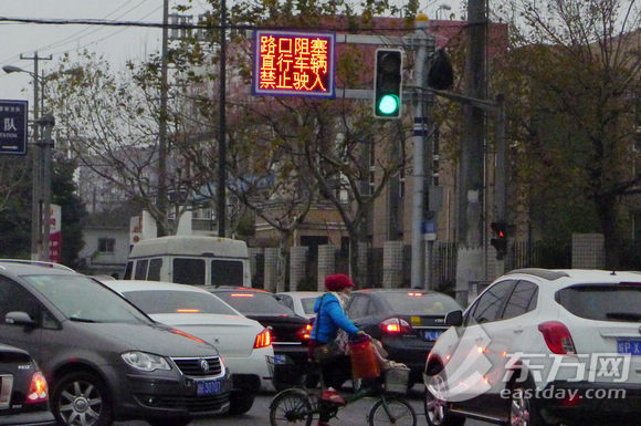 滬交警嚴查路口違法 電子警察揪出