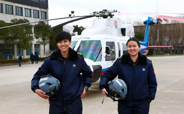 中國首批2名搜救直升機女機長上崗 均畢業于上海
