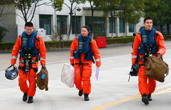 中國首批2名搜救直升機女機長上崗 均畢業于上海