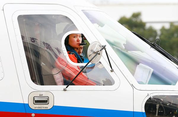 中國首批2名搜救直升機女機長上崗 均畢業(yè)于上海